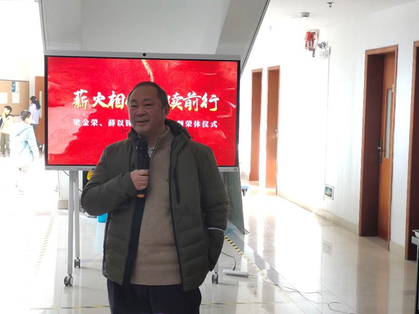 男人站在墙边

中度可信度描述已自动生成